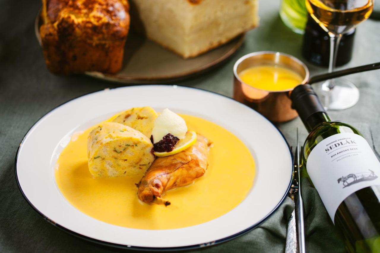 Restaurant & Pension U Hradu Sternberk Ngoại thất bức ảnh